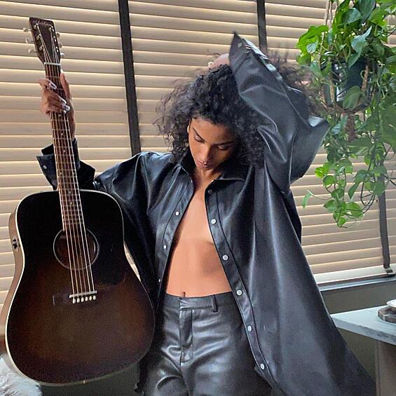  Голландская фотомодель египетского происхождения Иман Хаммам устроила на карантине эффектную съемку с гитарой и,как полагается, не забыла о кожаном пиджаке.