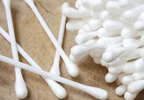 Подтверждён вред чистки ушей ватными палочками