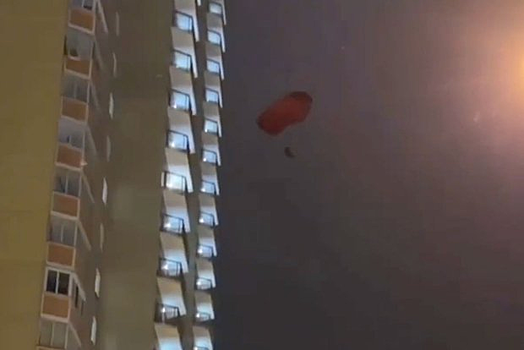 В Подмосковье мужчина прыгнул с парашютом, и теперь его разыскивает полиция