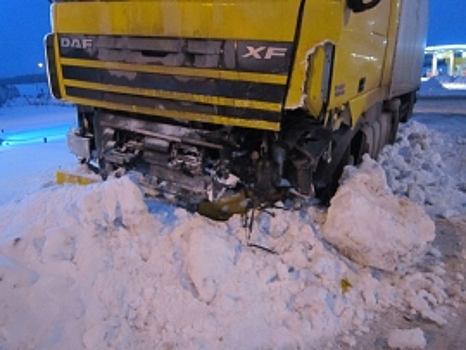 Легковушка и фура лоб в лоб столкнулись в Сормове