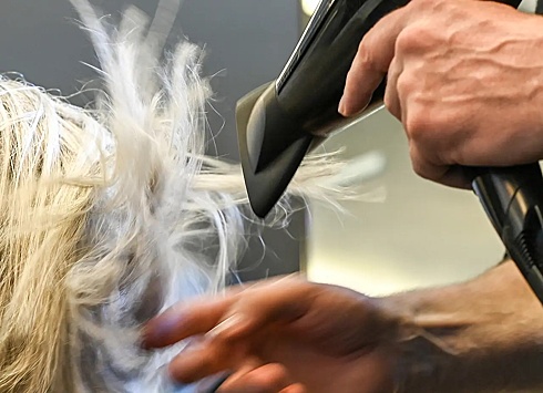 Россиянам раскрыли вредоносные последствия сушки волос феном