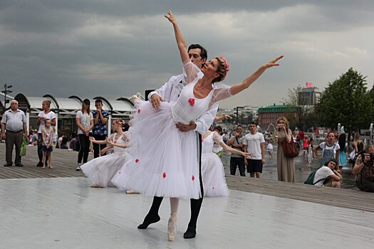 В парке искусств «Музеон» прошло представление балета «Шопениана»