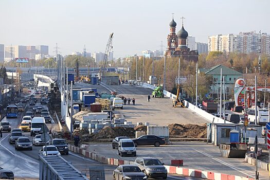 На пересечении Волоколамского шоссе и Походного проезда завершён монтаж эстакады