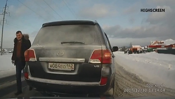 В Кемерове водитель внедорожника разбил стекло другому автомобилисту