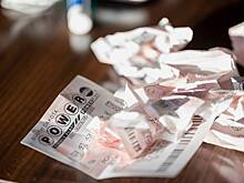 Мужчина забыл о купленном лотерейном билете и чуть не лишился 100 миллионов рублей