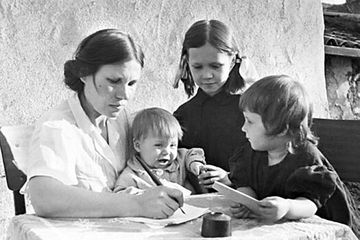 Пела, печалясь, фронтовая лира...