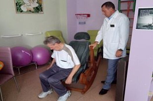Пожилой мысковчанин изобрёл и подарил госпиталю лечебное кресло