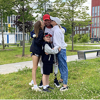 Дети совсем взрослые: Роман Костомаров на новом снимке с дочкой и сыном