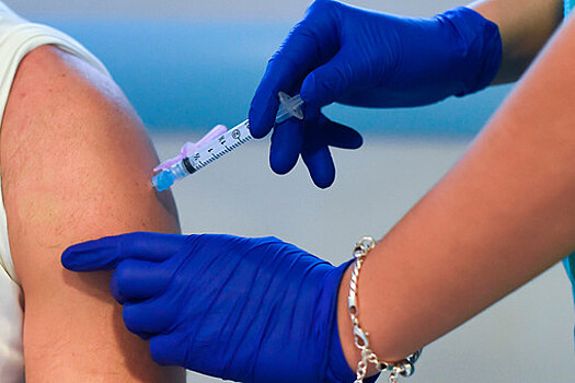 Сертификат о вакцинации от коронавируса привяжут к загранпаспорту