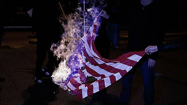 Протестующие у Белого дома сожгли флаг США