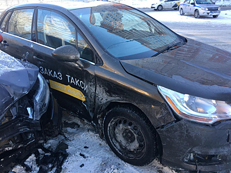При столкновении двух такси в Самаре пострадал пассажир