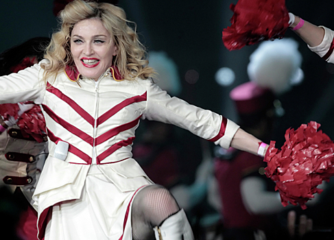 Мадонна упала со стула во время концерта в Сиэтле