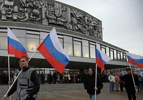 Зашивавшая себе рот екатеринбурженка попыталась сорвать митинг единороссов