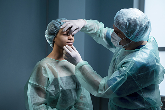 Одни шрамы и гнойники: девушке изуродовали лицо в клинике пластической хирургии