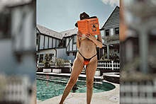 44-летняя Кейт Хадсон снялась топлес у бассейна