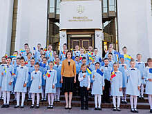 Президент Молдавии Санду поздравила Украину на фоне перевернутых флагов страны