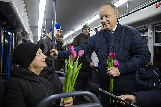 Мэр Владивостока встречает с тюльпанами женщин на Тихой