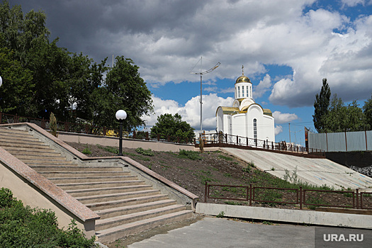 После работ на набережной Кургана рабочие закинули мусор в кусты