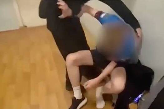 Ученики российской школы затолкали однокласснику в рот носок и сняли это на видео