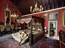 Неизвестные вломились в знаменитое поместье и посидели на диване