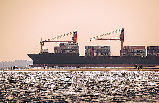 Крупнейшие мировые логистические судоходные компании приостановили проход судов в Красном море