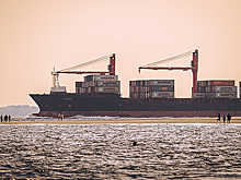 Крупнейшие мировые логистические судоходные компании приостановили проход судов в Красном море