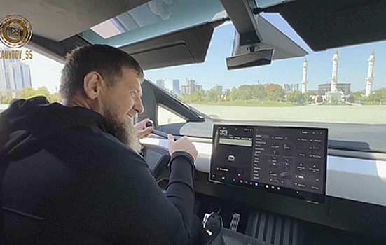 Кадыров отправил еще два Cybertruck в зону СВО