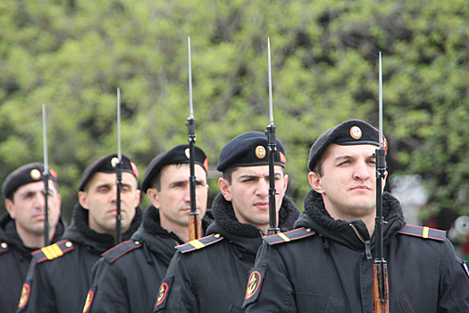 Военнослужащие Каспийской флотилии провели первую тренировку парада Победы на главной площади Каспийска