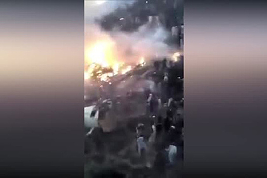 Появилось видео с места падения самолета в Пакистане
