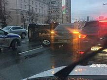 Автомобиль опрокинулся на дороге в центре Челябинска