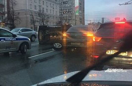 Автомобиль опрокинулся на дороге в центре Челябинска