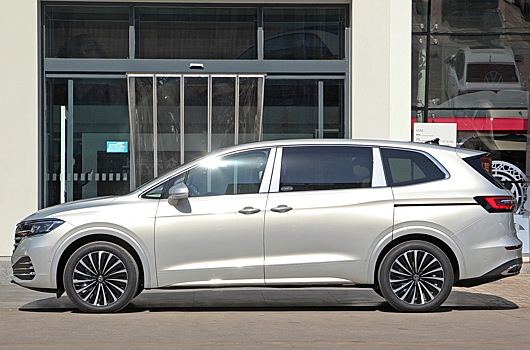 Volkswagen внепланово обновил самый роскошный минивэн