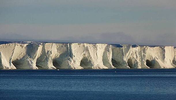 Крупнейший на планете айсберг возобновил дрейф в Южном океане