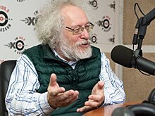 Главред "Эха Москвы" предложил выбирать между "дистантом" и кладбищем для пожилых родственников