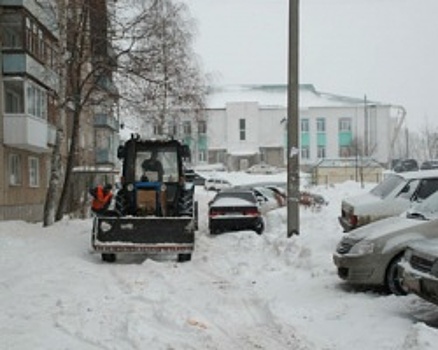 В Уфе продолжаются работы по очистке дворов от снега