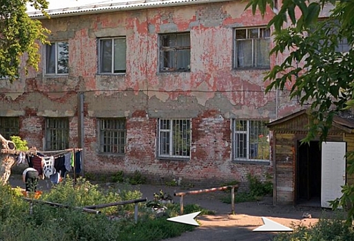 Омичи, которые живут в столетнем рассыпающемся доме, ждут расселения уже 13 лет