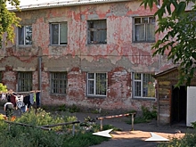 Омичи, которые живут в столетнем рассыпающемся доме, ждут расселения уже 13 лет