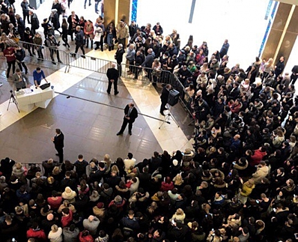 Розыгрыш одного iPhone X собрал толпу в «Галлерее»