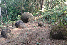 В Индии обнаружили таинственные каменные кувшины
