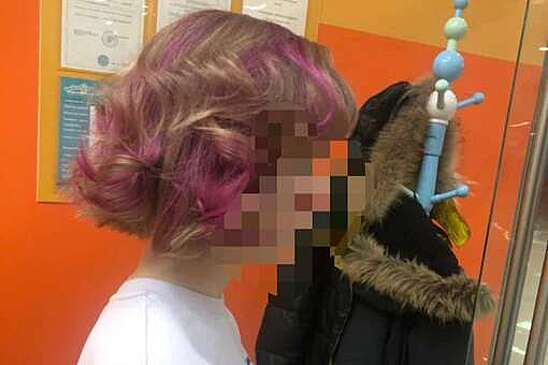 В Липецке замдиректора публично унизил четвероклассницу из-за розовых волос