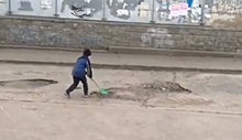 В Омске дорожники заделали ямы, которые "ремонтировал" мальчик с лопаткой