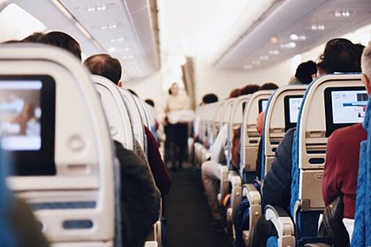 Бестактный поступок пассажира самолета вызвал споры в сети
