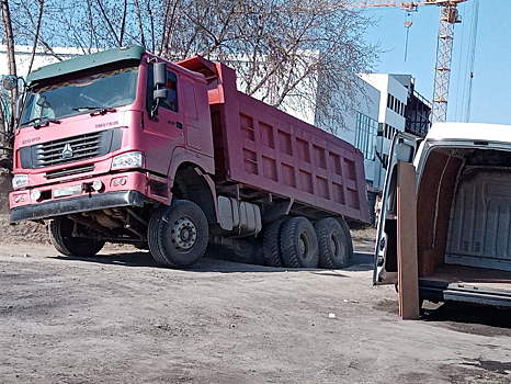 Грузовик с иностранными номерами провалился в яму в Кузбассе