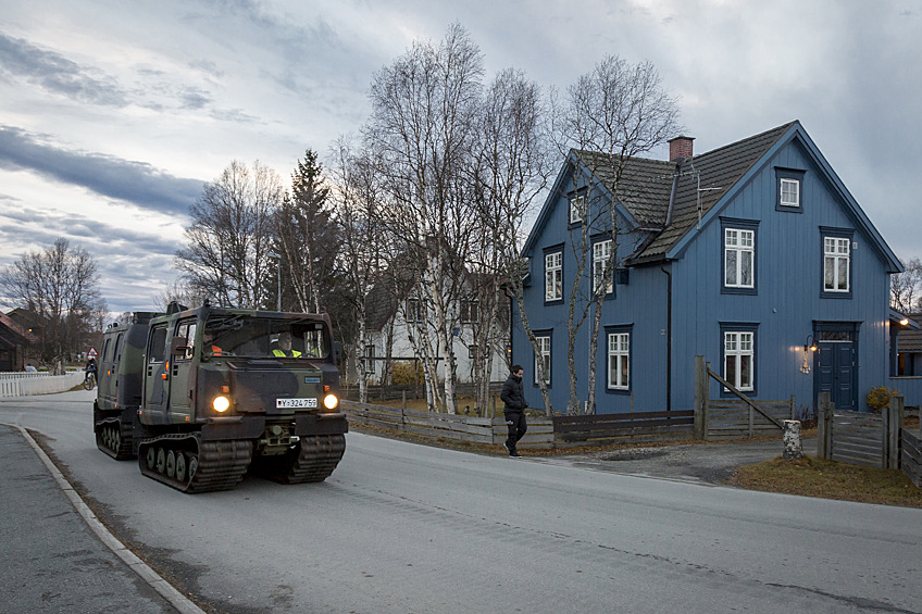 Гусеничные двухсекционные вездеходы Bandvagn 206 (Bv 206) немецкого 232-го горного пехотного батальона колонной направляются в деревню Хальтдален (Норвегия)