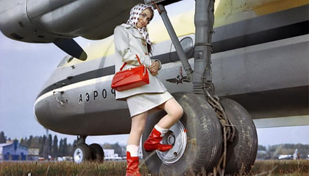 Небо, самолет, девушка: компания «Антонов» опубликовала свои рекламные плакаты времен СССР