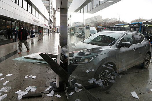 На Садовом кольце Nissan врезался в остановку, есть пострадавшие