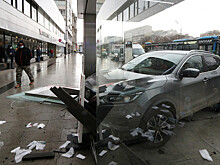 На Садовом кольце Nissan врезался в остановку, есть пострадавшие
