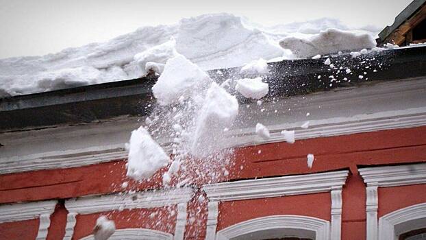 Администрация Кирова просит горожан быть внимательнее из-за риска схода снега с крыш