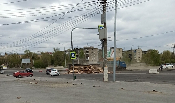В Волгограде опрокинувшийся грузовик с лесом парализовал 2-ю Продольную