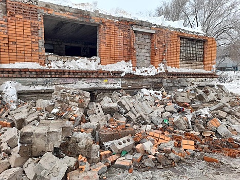 В Оренбурге начали демонтаж недостроя у ТЦ «Радуга»